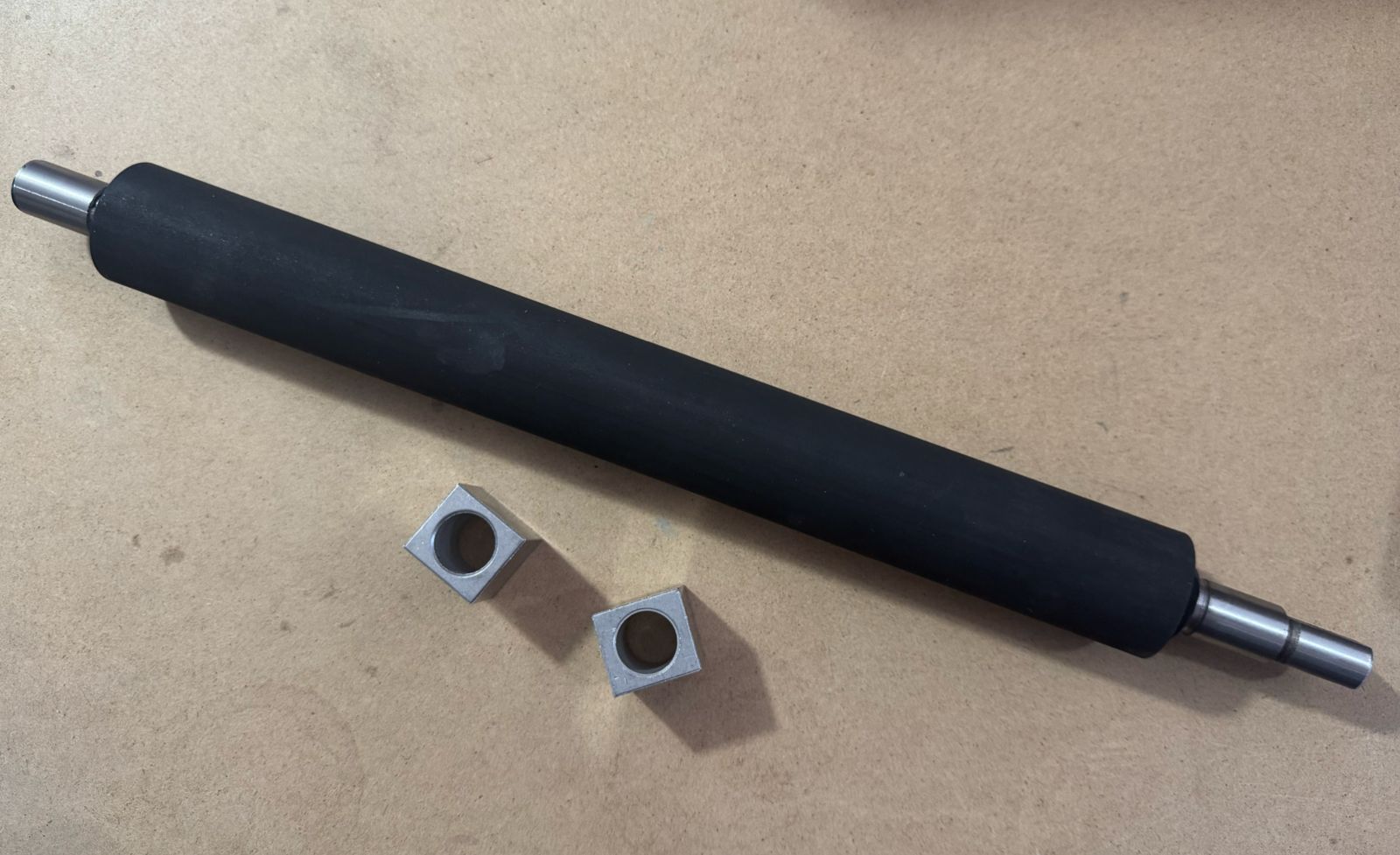 Rodillo de neopreno con soportes para cepillo Truper CEP-12